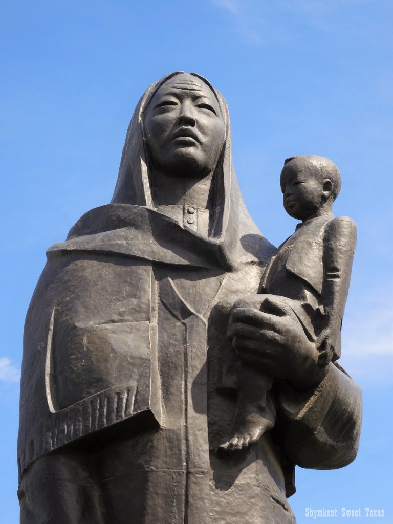 Statue mère et enfant_Mémorial Kaciret